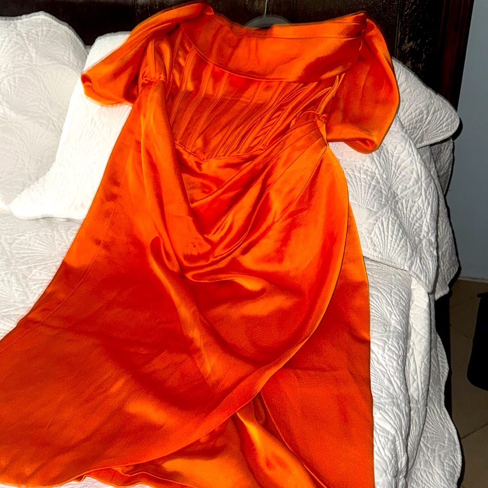 The brand is miss circle 
Size 12 to 14 with tag
Worn once 
Side slit